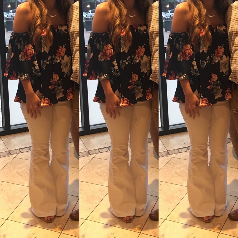 Silky navy floral off the shoulder top. Super flowy.
